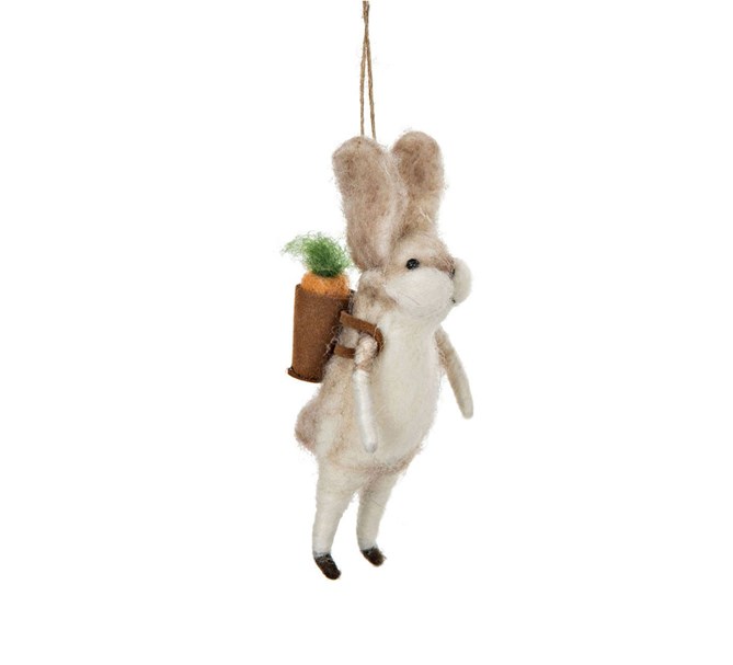 Kanin med en morot i sin ryggsäck i ull till påskriset 13 cm.