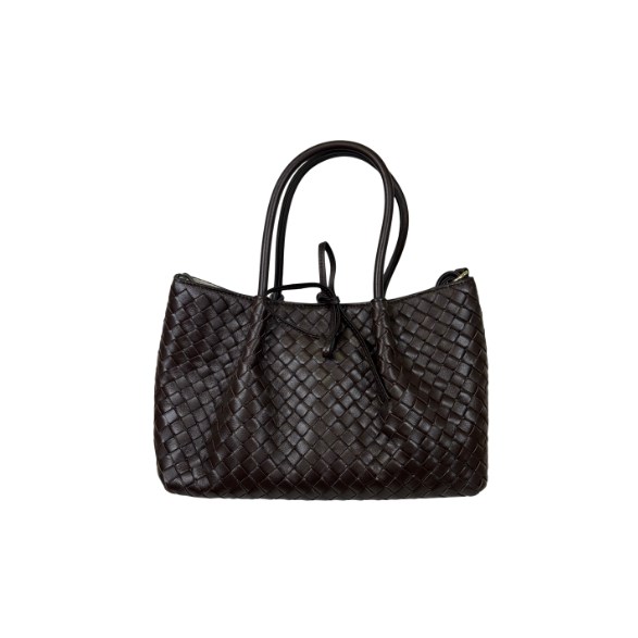 Brun flätad handväska med knytdetalj
