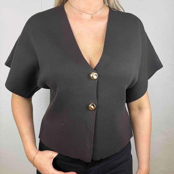 Elegant stickad topp med guldknappar