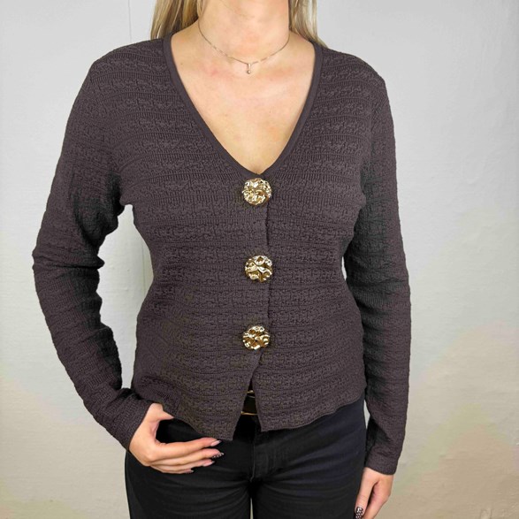 Stickad kofta med struktur och guldknappar