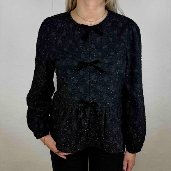 Blus med sammetsrosetter