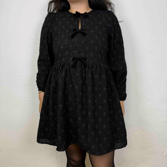 Klänning med sammetsrosetter