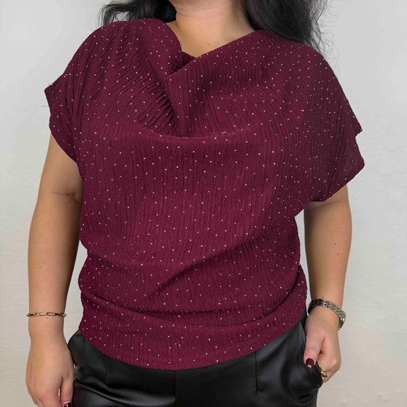 Topp i plisserat tyg med stenar