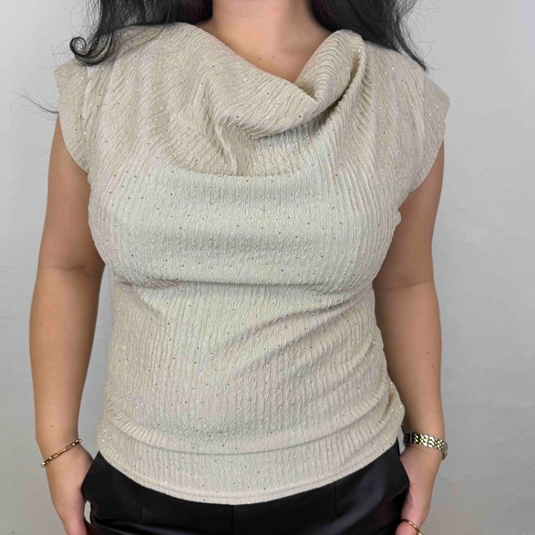 Topp i plisserat tyg med stenar och holkärm