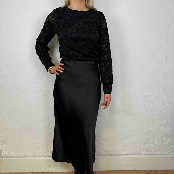 Klänning i spets och satin