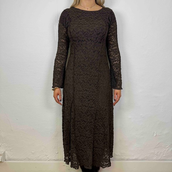 Långärmad spetsklänning med blommigt mönster