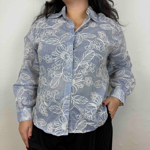 Blå skjorta med broderade blommor