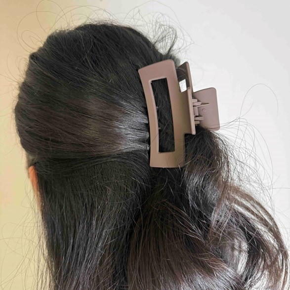 Rektangulär hårklämma i taupe