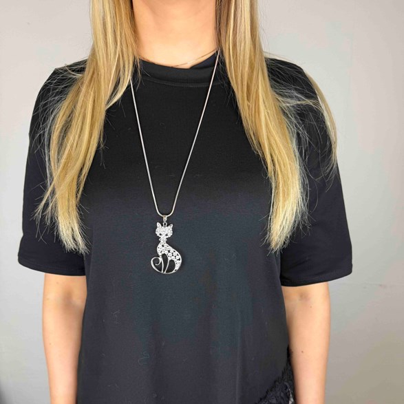 Långt silverfärgat halsband med strassprydd katt