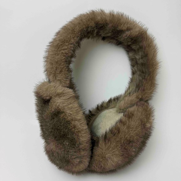 Öronmuffar i fuskpäls