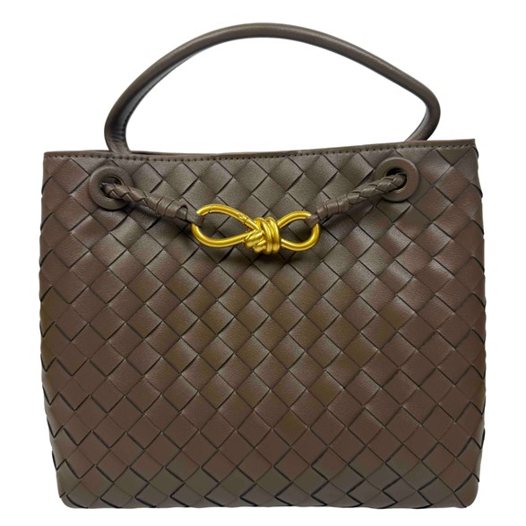 Flätad skinnväska med guldfärgad rosett