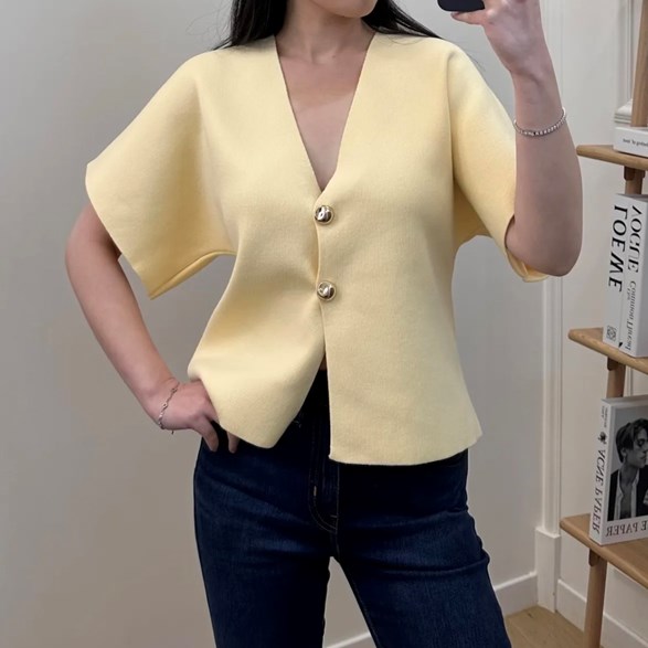 Stickad kortärmad kofta med guldknappar