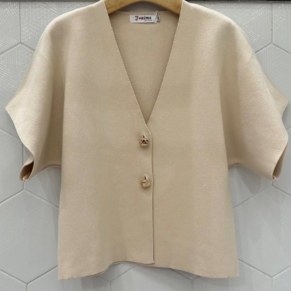 Stickad kortärmad kofta med guldknappar