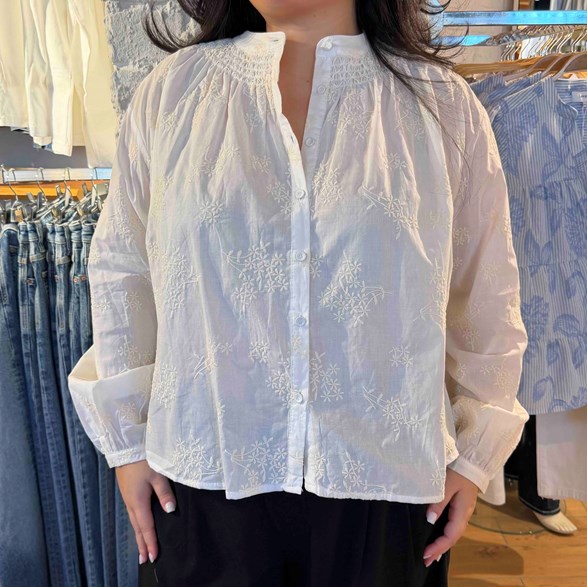 Blus med broderade syrener