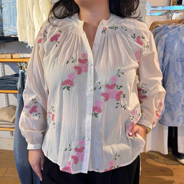 Beige Blus med Rosa Broderade Blommor