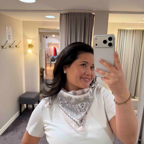 Ljusrosa scarf med paisleymönster