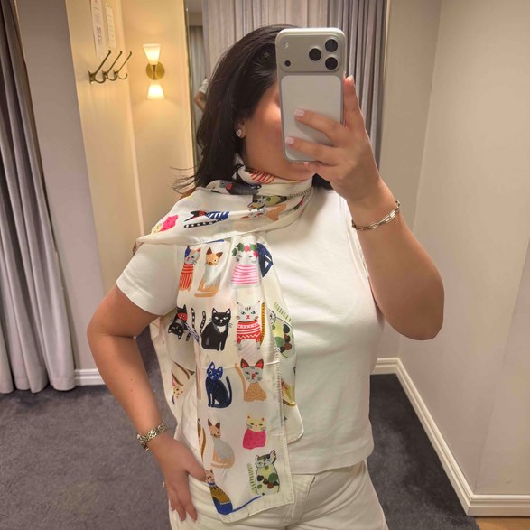 Större scarf med kattmotiv