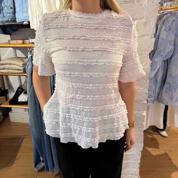 Stretchig topp med volangdetaljer