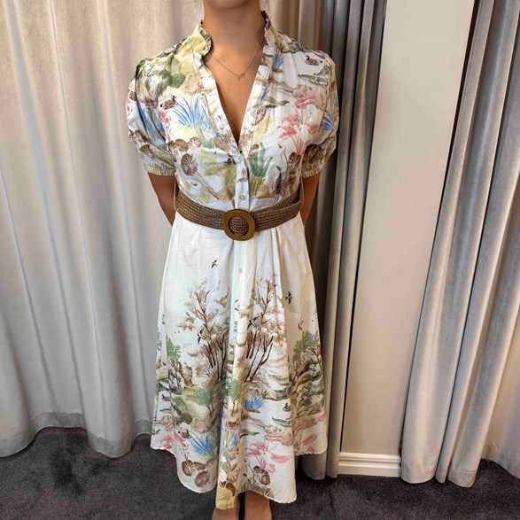 Midi klänning med mönster och bälte i midjan