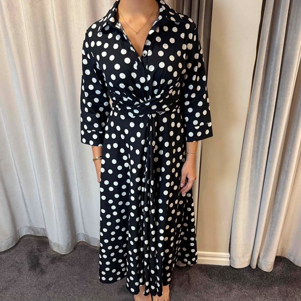 Prickig klänning med markerad midja