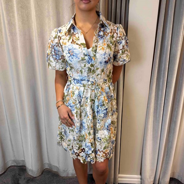 Broderad mini klänning med bälte