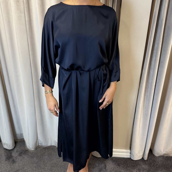 Klänning med knytdetalj