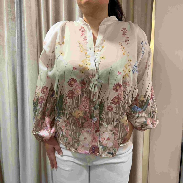 Blommig skjorta med ballongärm