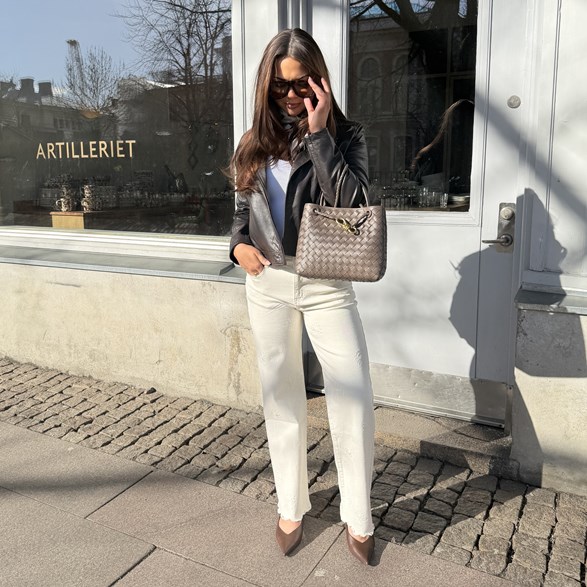 Raka Jeans med Broderade Blommor