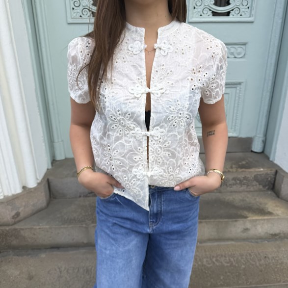 Broderad blus med knappar