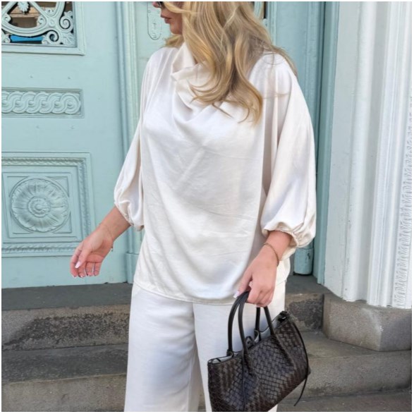 Blus med draperad ringning