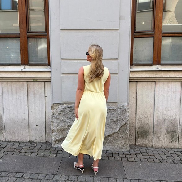 Klänning med draperad ringning