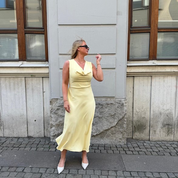 Klänning med draperad ringning