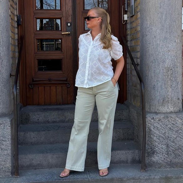 Vit blus med broderi