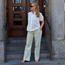 Vit blus med broderi