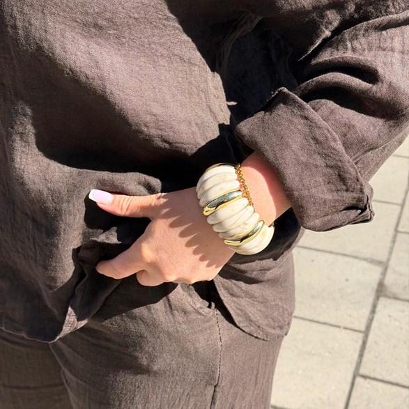 Beige armband med gulddetaljer