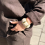 Beige armband med gulddetaljer