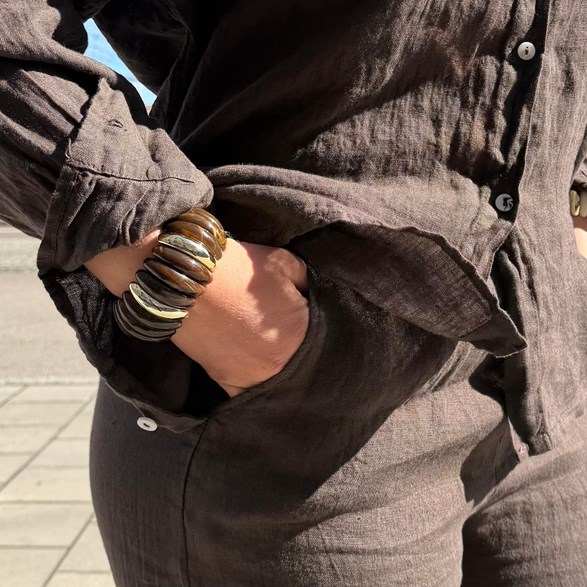 Brunt armband med gulddetaljer – trendigt statementarmband dam