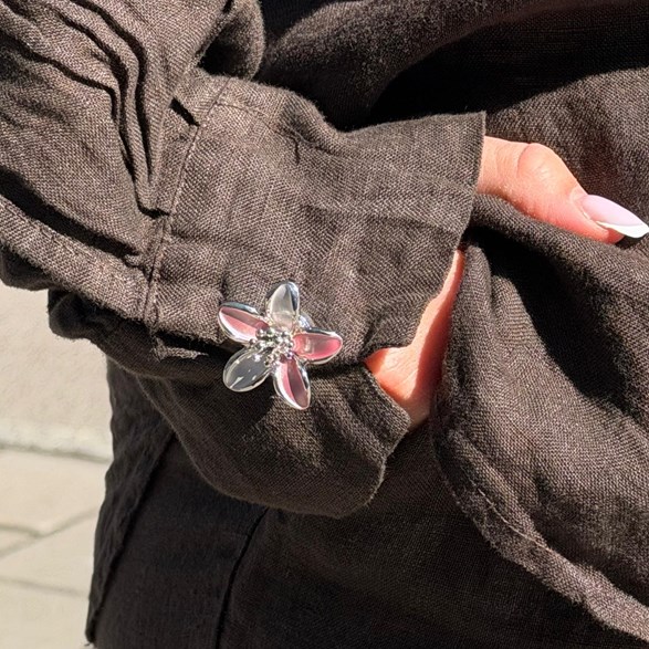 Blomformat knappsmycke i rosa och vitt