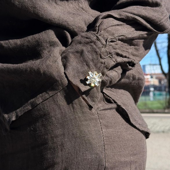 Knappsmycke med stenar