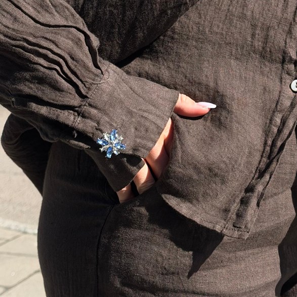 Knappsmycke med stenar