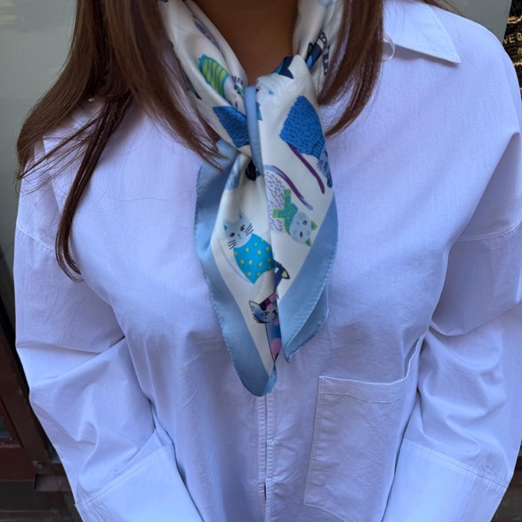Scarf med kattmotiv – mönstrad sjal med sittande katter