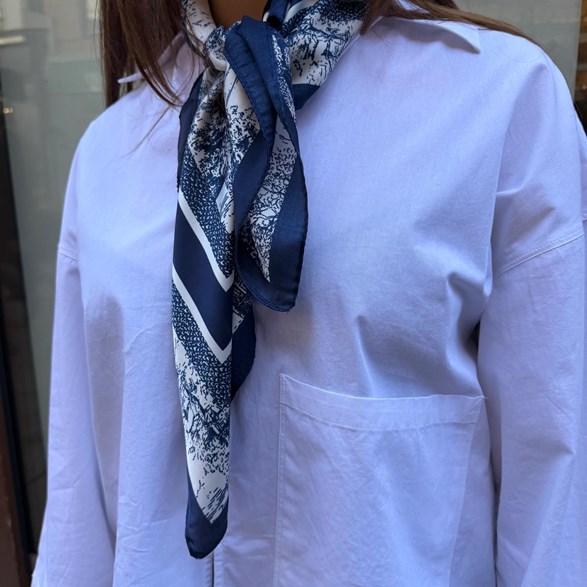 Mönstrad scarf i blått och vitt – elegant sjal med klassiskt print