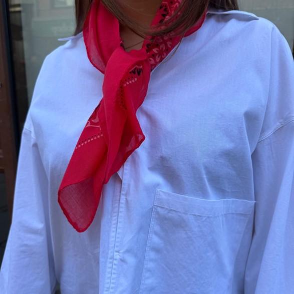 Röd paisleyscarf i bomull – mönstrad sjal med klassisk känsla