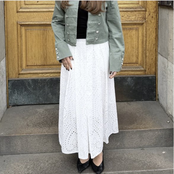 Broderad midikjol med veck