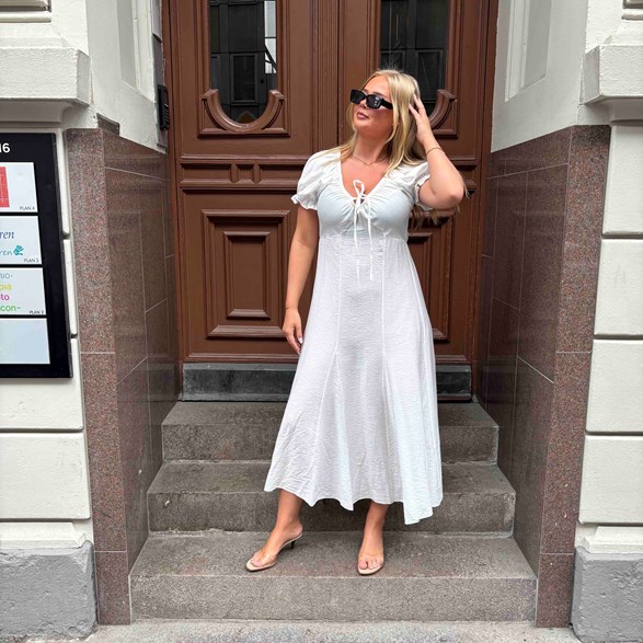Maxiklänning med V-ringning & Puffärm