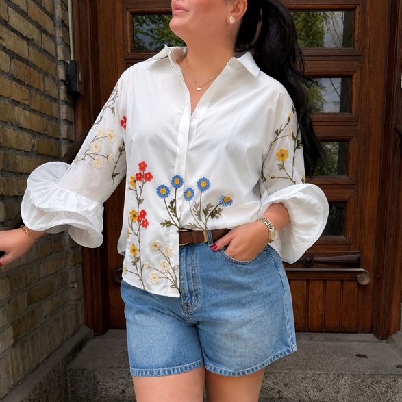 Skjorta med Volangärm & Broderade Ängsblommor