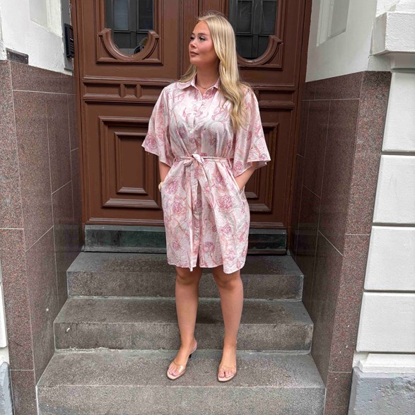 Rosa Skjortklänning med Rosmönster & Knytmidja