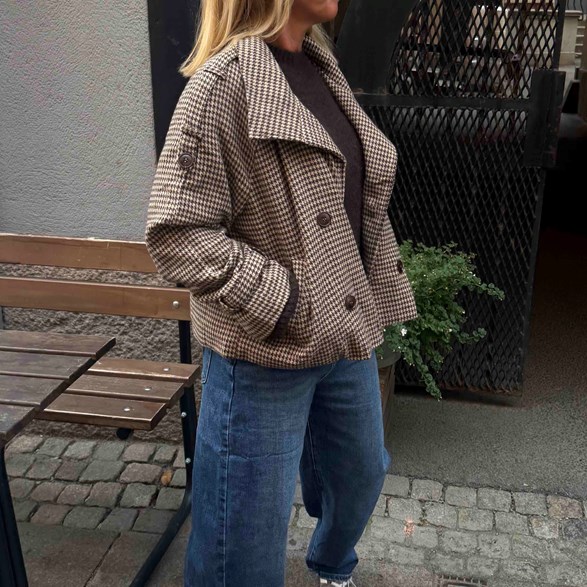 Pepitarutig jacka med hög krage