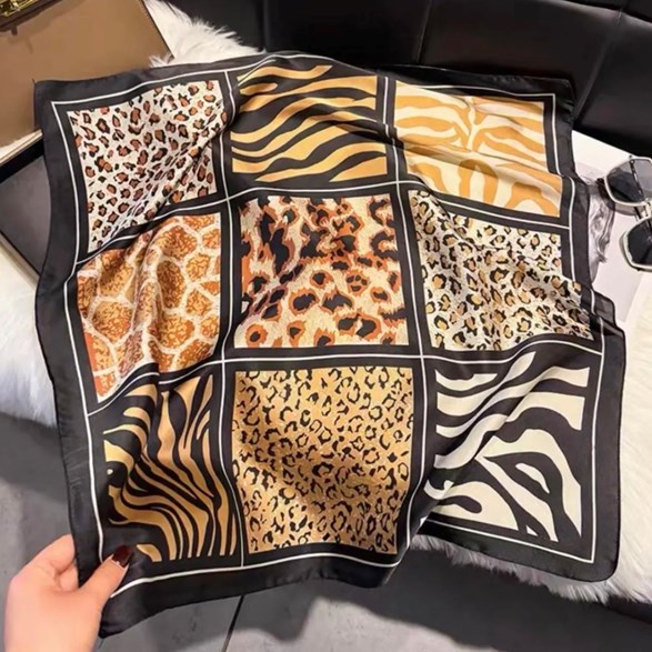 Rutig scarf med djurprint – 70x70 cm
