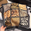 Rutig scarf med djurprint – 70x70 cm